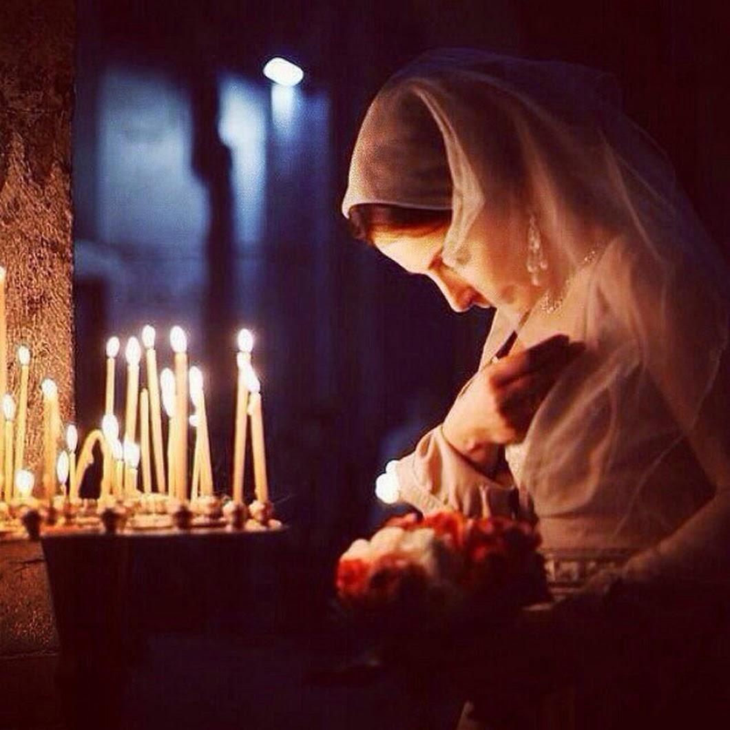 Молитва православной женщины. Люди молятся в церкви. Женщина в храме. Женщина молится. Девушка молится в храме.