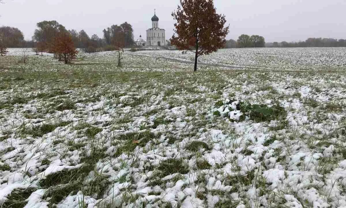 Частица зимнего покрова. Покров Пресвятой Богородицы снег. Покров первый снег. Храм Покрова первый снег. Храм осень снег.